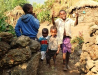 Uganda - vesnice Pygmejů